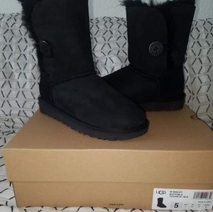 *NIB* UGG Bailey Button ll